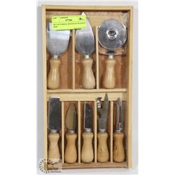 SET OF 8 SMALL KNIVES IN WOODEN BOX