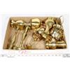 Image 1 : FLAT OF BRASS ITEMS.