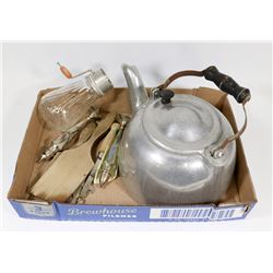 FLAT OF VINTAGE KITCHEN COLLECTIBLES.