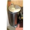 Image 1 : FLIP TOP GARBAGE CAN