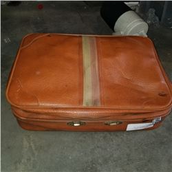 VINTAGE SUITCASE W/ BARBIE CLOTHES AND ACCESSORIES AND SOME BARBIES