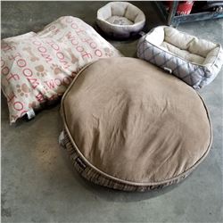 LOT OF PET BEDS