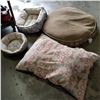 Image 2 : LOT OF PET BEDS