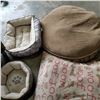Image 3 : LOT OF PET BEDS