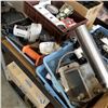 Image 1 : 5 TRAYS OF SAFETY GOGGLES, TOOLS, 2 PUMPS