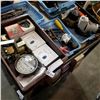 Image 2 : 5 TRAYS OF SAFETY GOGGLES, TOOLS, 2 PUMPS