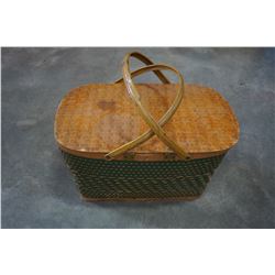 1940S METAL HANDLED PICNIC BASKET