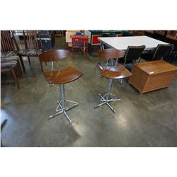 2 RETRO BAR STOOLS