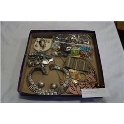TRAY OF VARIOUS WOMENS JEWELLERY AND PINS