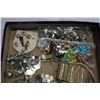 Image 2 : TRAY OF VARIOUS WOMENS JEWELLERY AND PINS