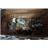 Image 3 : VINTAGE SAMSONITE TRAVEL CASE W/ JEWELLERY CONTENTS