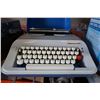 Image 2 : UNDERWOOD 378 TYPEWRITER