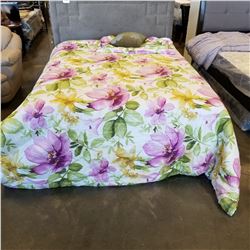 KINGSIZE FLORAL DUVET AND 2 KINGSIZE SHAMS, 1 ACCENT PILLOW, VISIBLE WATERMARKS, USED IN SHOWROOM, N