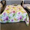 Image 1 : KINGSIZE FLORAL DUVET AND 2 KINGSIZE SHAMS, 1 ACCENT PILLOW, VISIBLE WATERMARKS, USED IN SHOWROOM, N