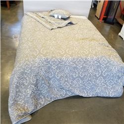 KINGSIZE FLORAL DUVET AND 2 KINGSIZE SHAMS, 1 ACCENT PILLOW, USED IN SHOWROOM ONLY