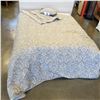 Image 1 : KINGSIZE FLORAL DUVET AND 2 KINGSIZE SHAMS, 1 ACCENT PILLOW, USED IN SHOWROOM ONLY