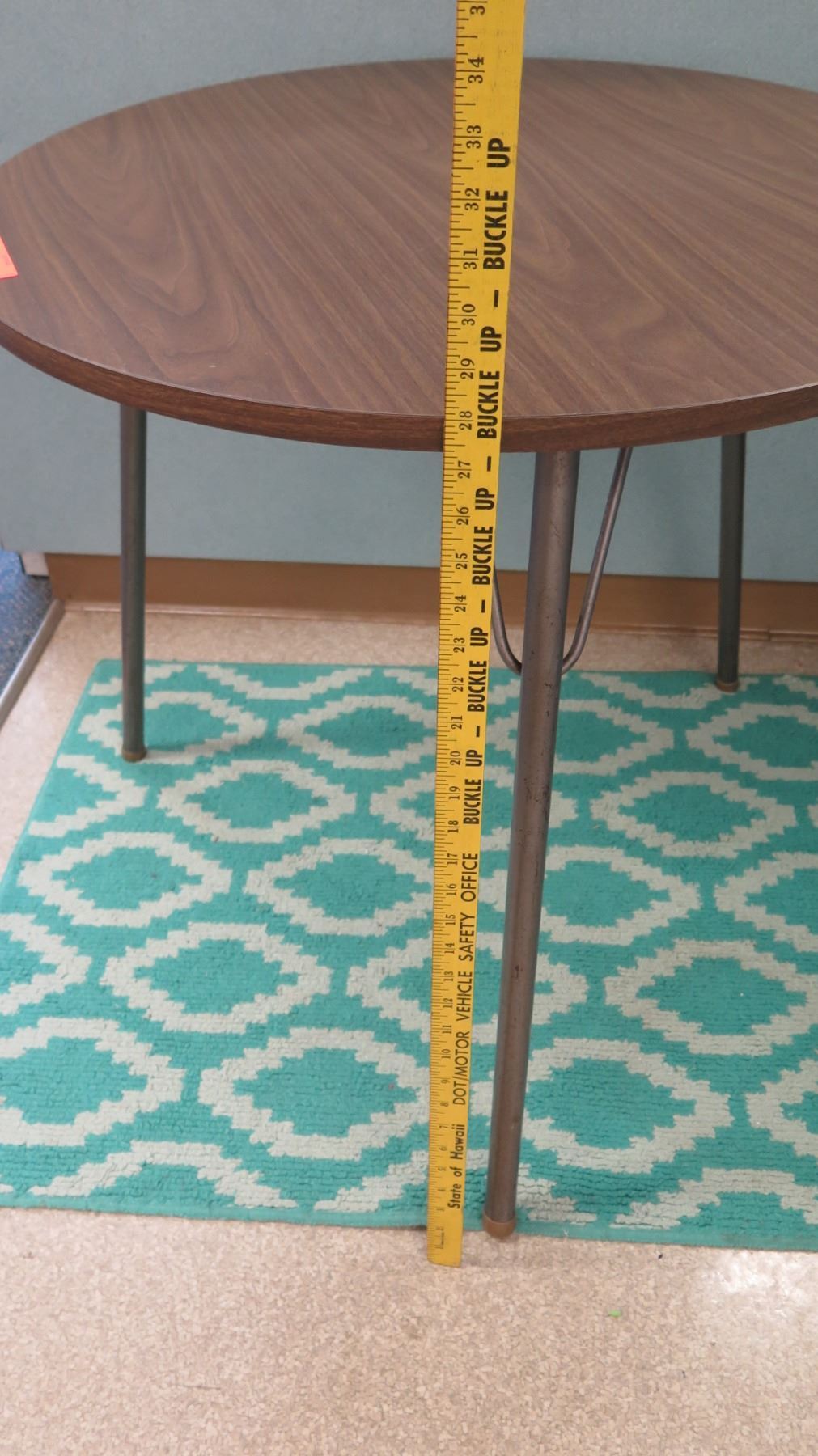 Round Wood Metal Table W Area Rug Oahu Auctions