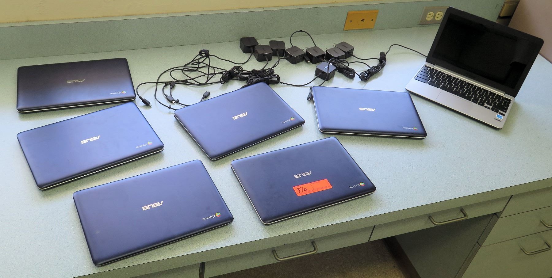 Qty 7 ASUS Google Chrome Laptop Computers