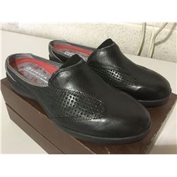 AravonJada Mule Black Size 6