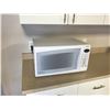 Image 2 : GE STAINLESS STEEL MICROWAVE, WHITE PANASONIC MICROWAVE, & PARTS MICROWAVE