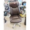 Image 1 : Leather Hydraulic Office Chair - Store Return