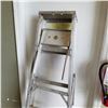 Image 2 : 2 ALUMINUM 5FT LADDERS
