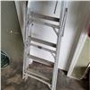 Image 3 : 2 ALUMINUM 5FT LADDERS