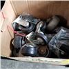 Image 2 : BOX OF CASTORS