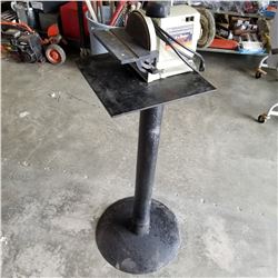 BLACK AND DECKER BENCH GRINDER AND SANDER ON METAL STAND