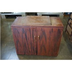 ANTIQUE SINGER SEWING MACHINE IN WOOD CABINET