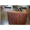 Image 2 : ANTIQUE SINGER SEWING MACHINE IN WOOD CABINET