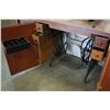 Image 7 : ANTIQUE SINGER SEWING MACHINE IN WOOD CABINET
