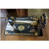 Image 8 : ANTIQUE SINGER SEWING MACHINE IN WOOD CABINET