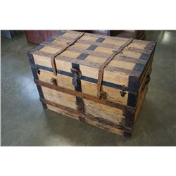 VINTAGE SHIPPING TRUNK