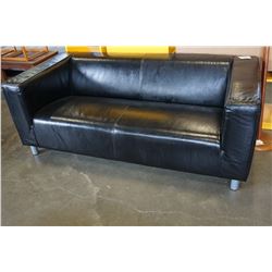 ONE PIECE BLACK LEATHER LOVESEAT