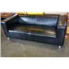 Image 1 : ONE PIECE BLACK LEATHER LOVESEAT