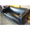 Image 2 : ONE PIECE BLACK LEATHER LOVESEAT