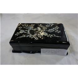 BLACK LAQUER MOTHER OF PEARL JEWELLERY BOX W/ STERLING STAMPED .925 JEWELLERY