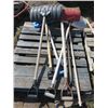 Image 1 : PALLET OF SNOW SHOVELS