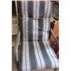 Image 2 : LOT OF 5 LAWN CHAIRS AND UMBRELLA