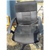 Image 2 : LOT OF 2 OFFICE CHAIRS (BLUE) *BLACK* (BOTH ON WHEELS)