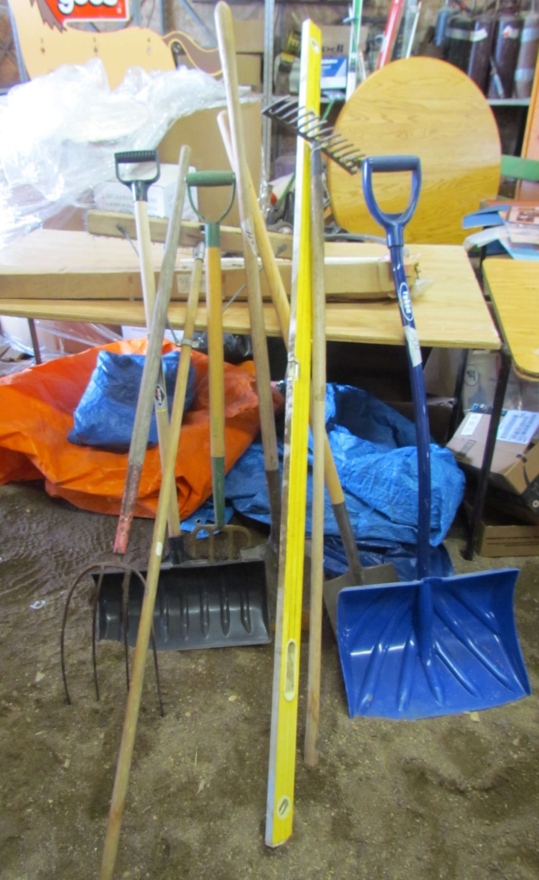 LOT OF 12 YARD ITEMS (SHOVELS, PITCHFORKS, BROOMS, 2 X LEVELS, ETC