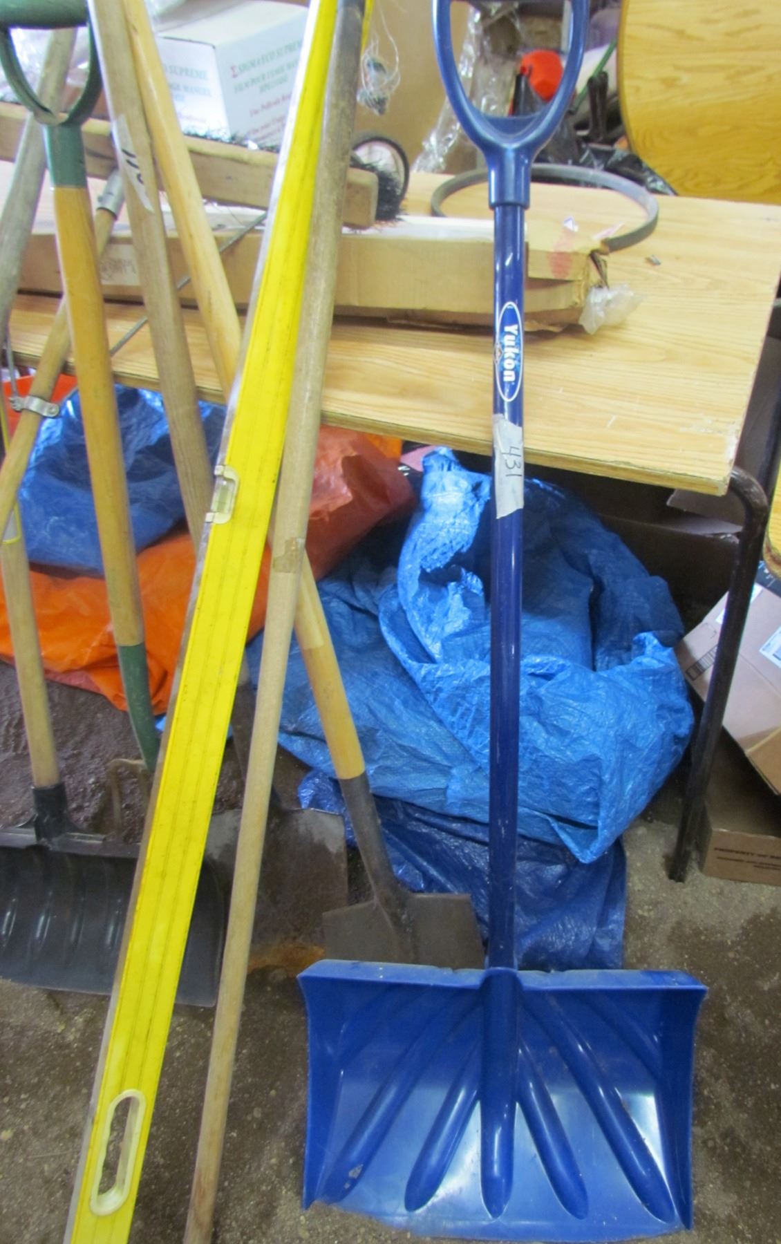 LOT OF 12 YARD ITEMS (SHOVELS, PITCHFORKS, BROOMS, 2 X LEVELS, ETC