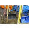 Image 3 : LOT OF 12 YARD ITEMS (SHOVELS, PITCHFORKS, BROOMS, 2 X LEVELS, ETC)