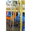 Image 4 : LOT OF 12 YARD ITEMS (SHOVELS, PITCHFORKS, BROOMS, 2 X LEVELS, ETC)