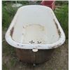 Image 1 : CLAWFOOT TUB (VINTAGE) *60"L X 30"H X 18" DEEP*