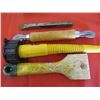 Image 12 : LOT OF MISC TOOLS ( RODENT KILLERS, JACK STANDS, 2 HARD HELMETS, SCREWS, BUG SCREEN, ETC)