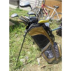 SET OF 10 GOLF CLUBS (BAG HAS BUILT IN STAND, BLACK AND GOLD) *JOHN DALY* (MISC GOLF SUPPLIES IN BAG