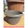 Image 4 : LOT OF 15 PLANTERS (11 X 18" DIAMETER X 15.5 TALL) *2 X 10" DIAMETER X 7" TALL* (1 X 11" DIAMETER X