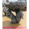 Image 5 : LOT OF 5 PIECES OF GARDEN DÉCOR (2 X GNOMES) *2 X FACE PLANTERS* (SQUIRREL BIRDBATH)